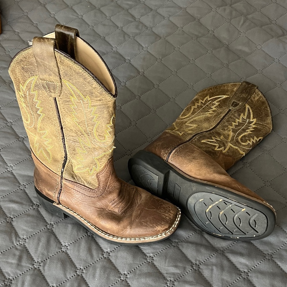 Brown Western Cowboy Boots with Yellow Embroidery